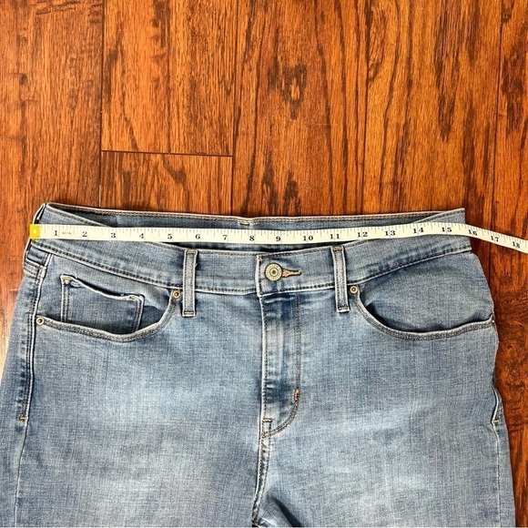 Levi Strauss & Co Distressed Cut Off Light Wash Denim Women's Jean Shorts Sz 12 - Picture 7 of 16